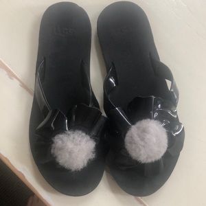 Ugg size 8 poppy sandals. Black patent and shearling